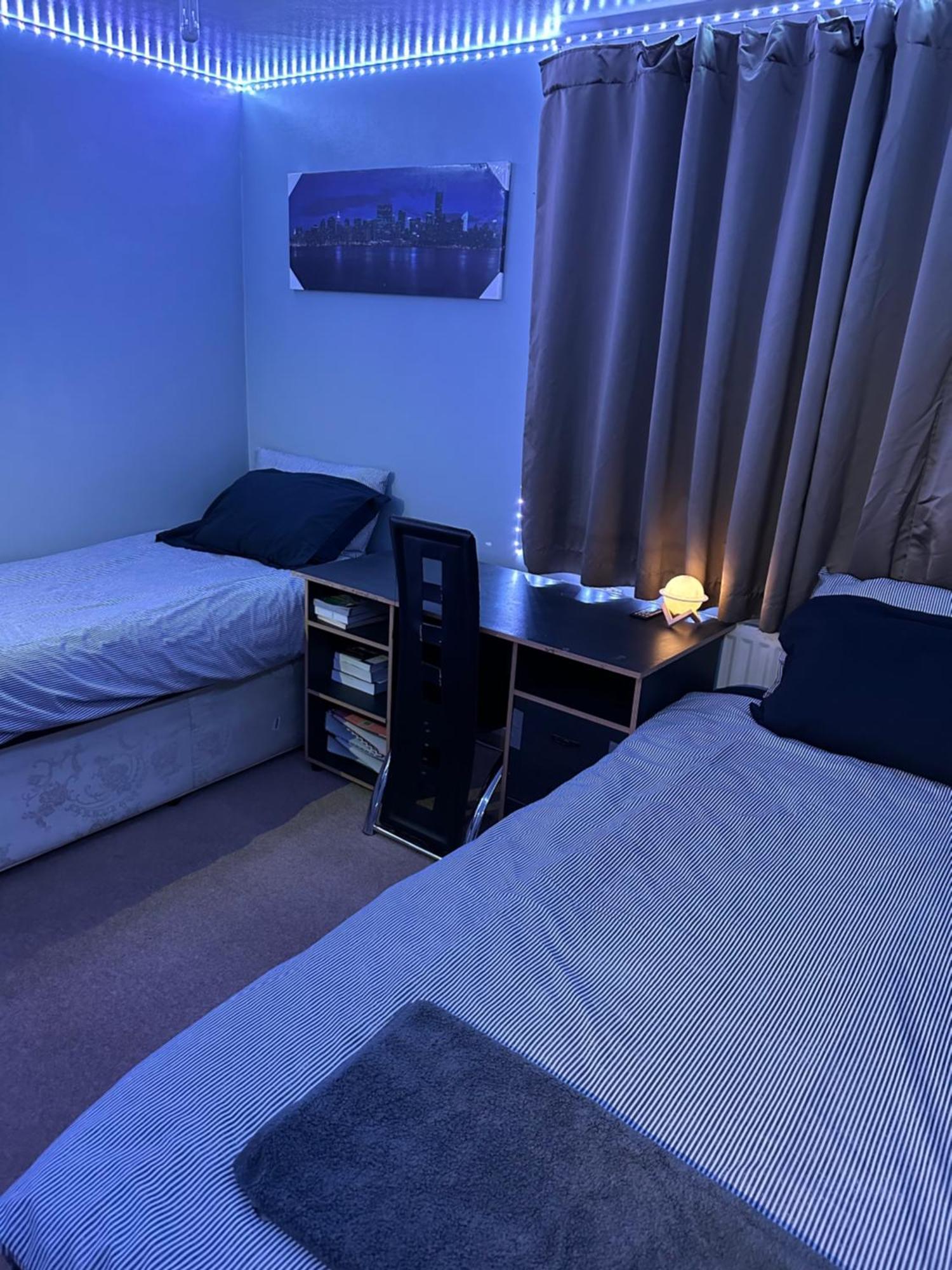 London Gateway Get-Away Apartment Hounslow Exterior photo